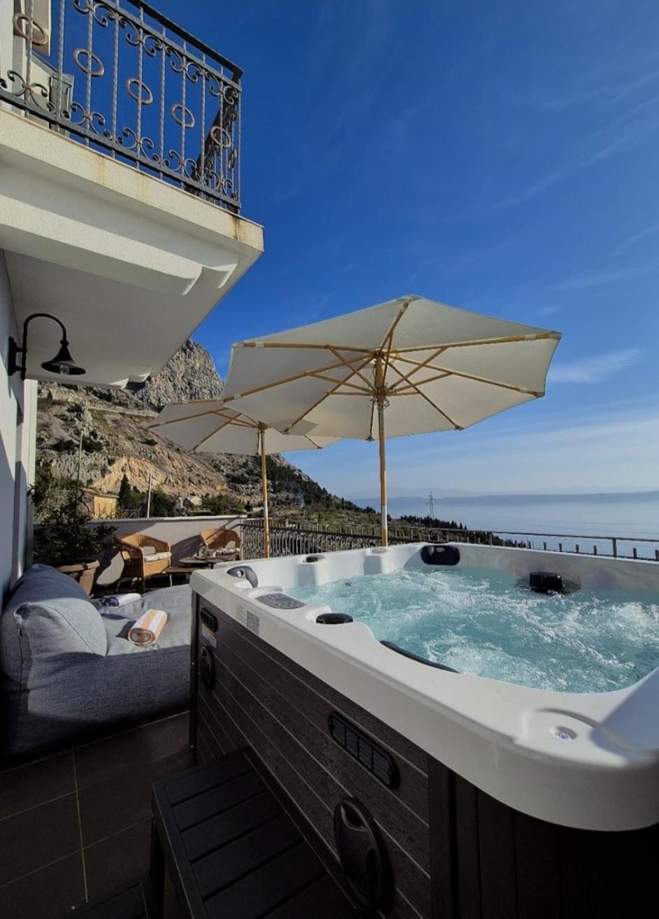 Holliday Home Alida With Jacuzzi Подгора Экстерьер фото